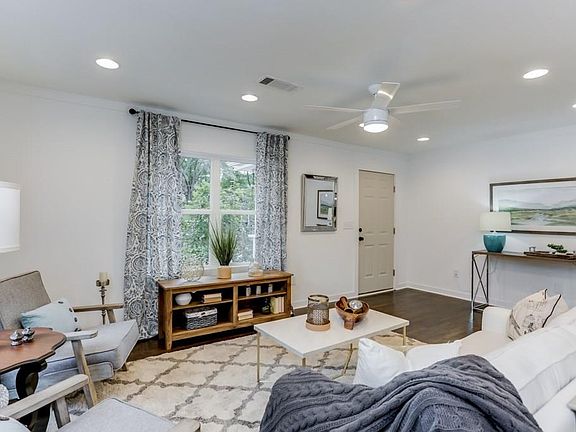 4th image of 1025 Manor Dr SE