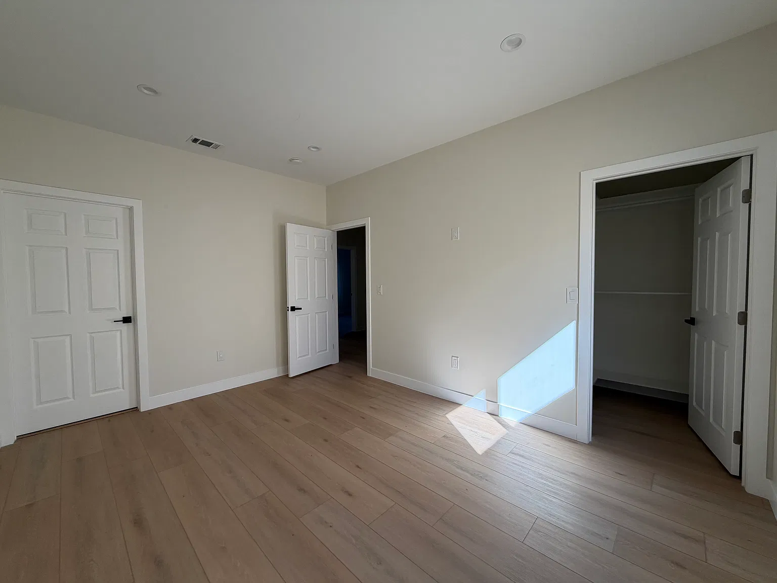 3 bed, 1182 sqft, $3,700 — Photo 4