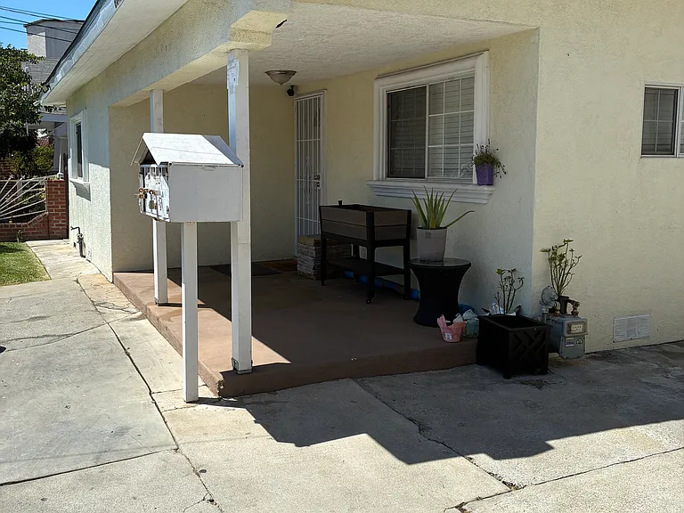 2827 E 6th St — Photo 20