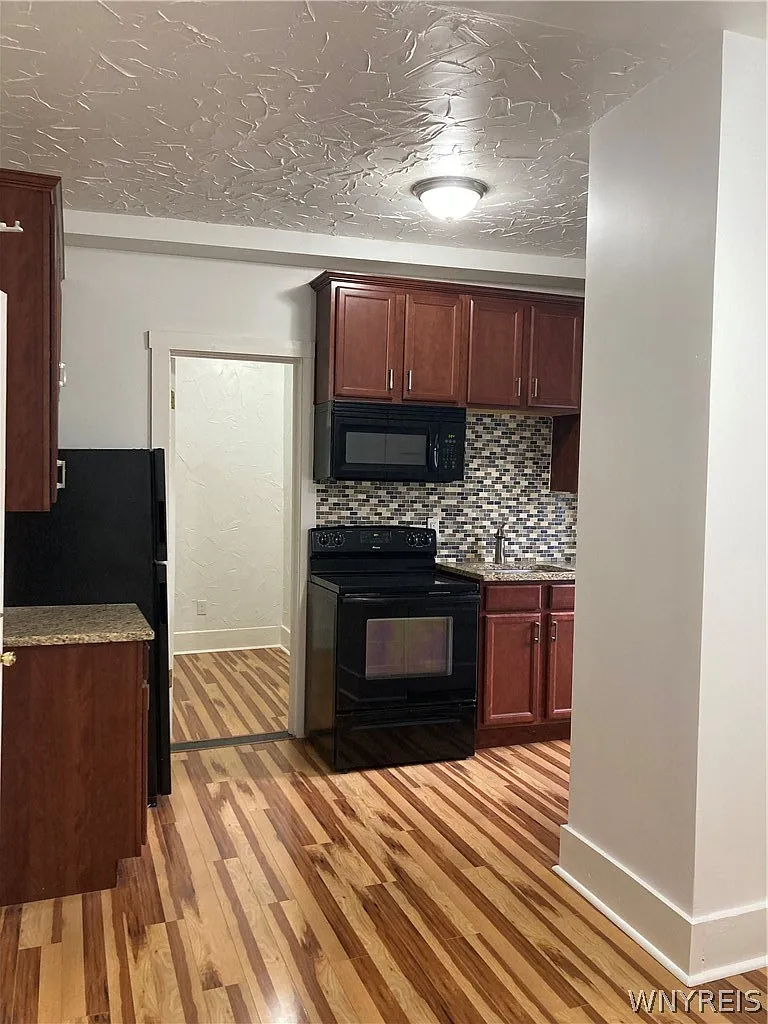1 bed, 1.0 bath, 575 sqft, $950 — Photo 2