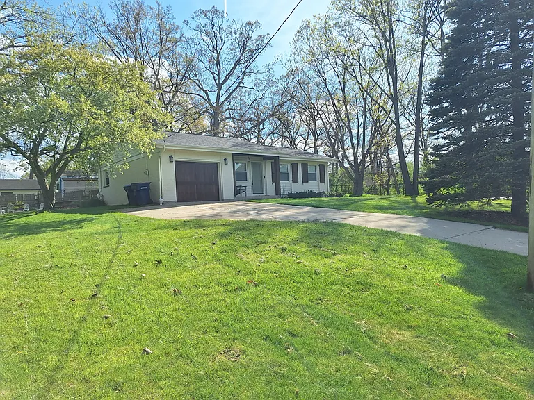 227 Juneway Ter — Photo 12