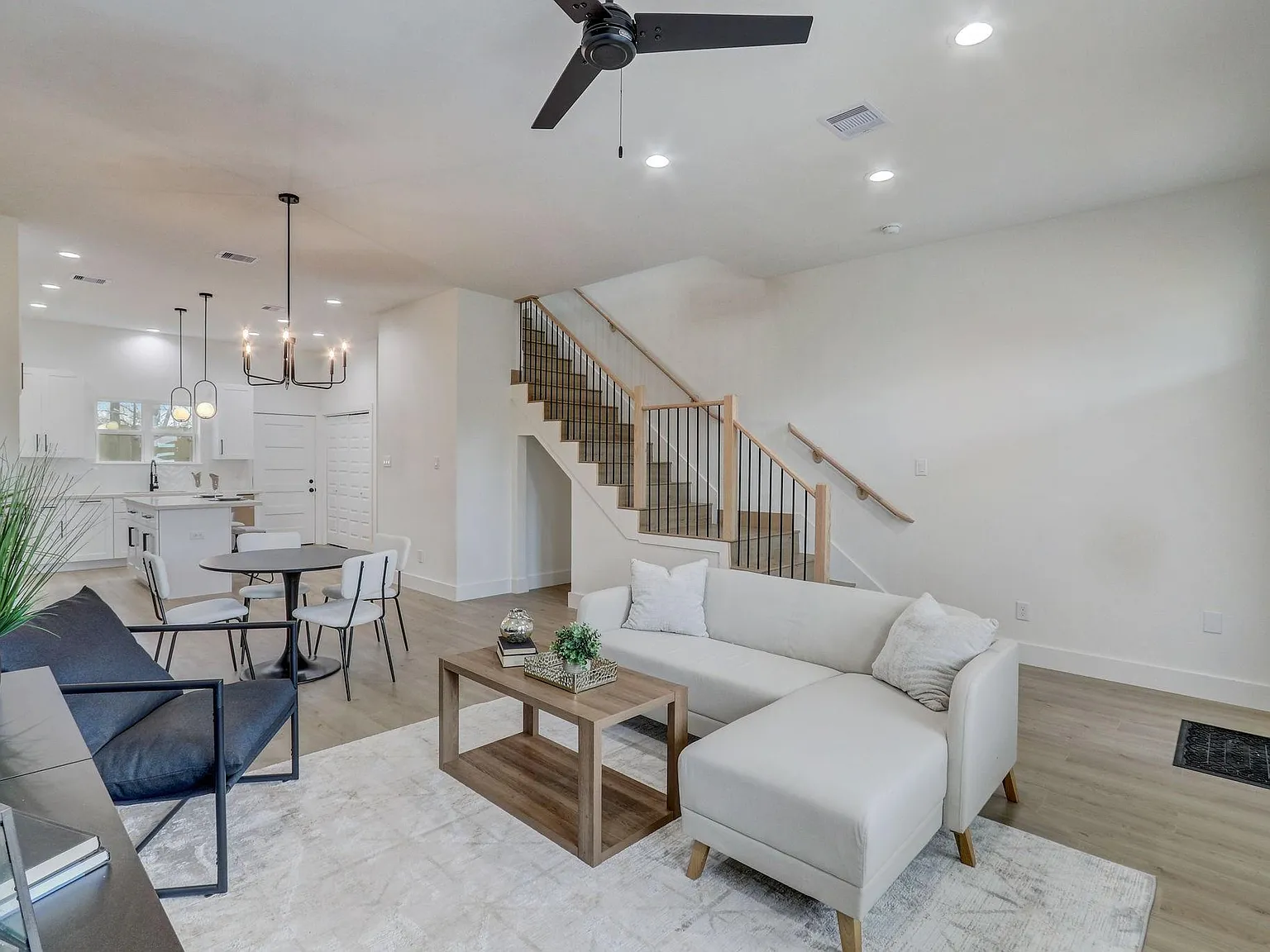 3 bed, 2.5 bath, 1596 sqft, $2,050 — Photo 4