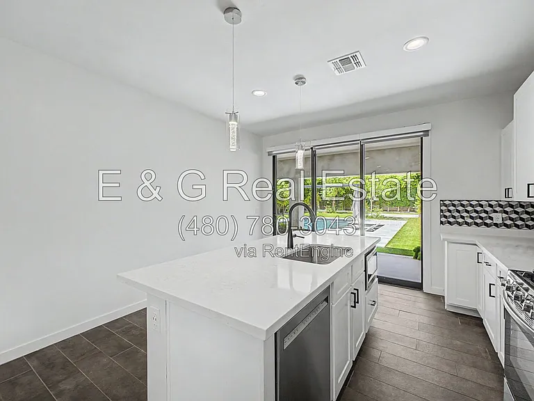 2312 E Curnow Dr — Photo 12