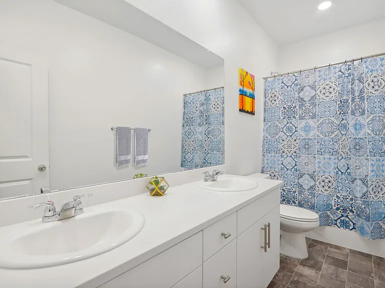 Reflecting elegance: a wide mirror in the bathroom that enhances space and style!