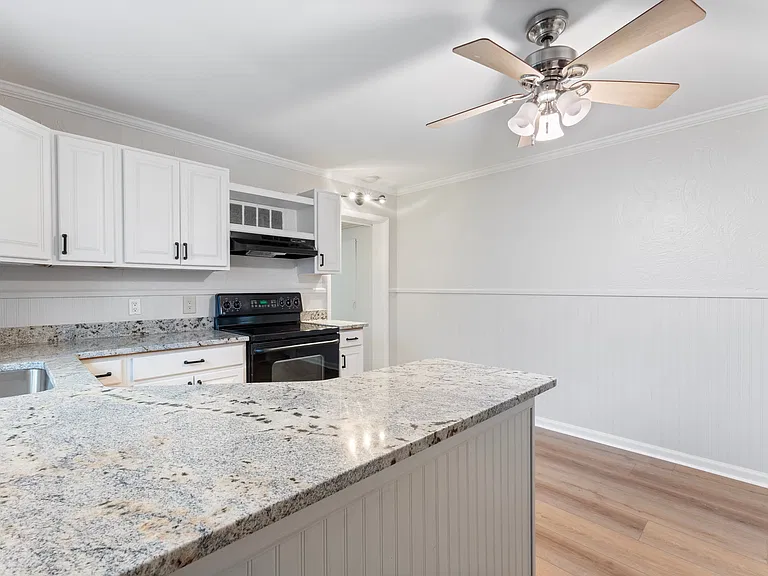 3010 Hessel Ave — Photo 13