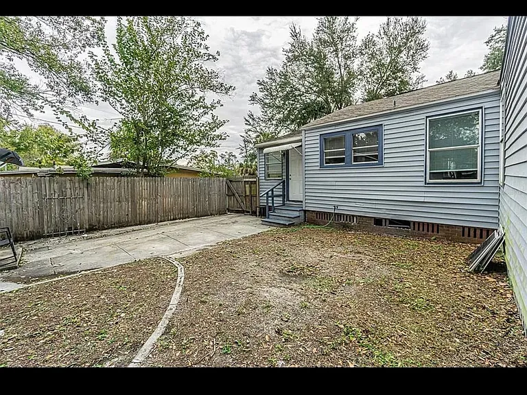 3308 N Avon Ave — Photo 2