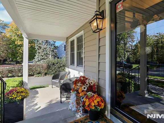 4th image of 615 Sylvan Place