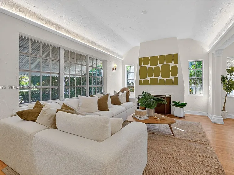 1305 Alhambra Cir — Photo 12
