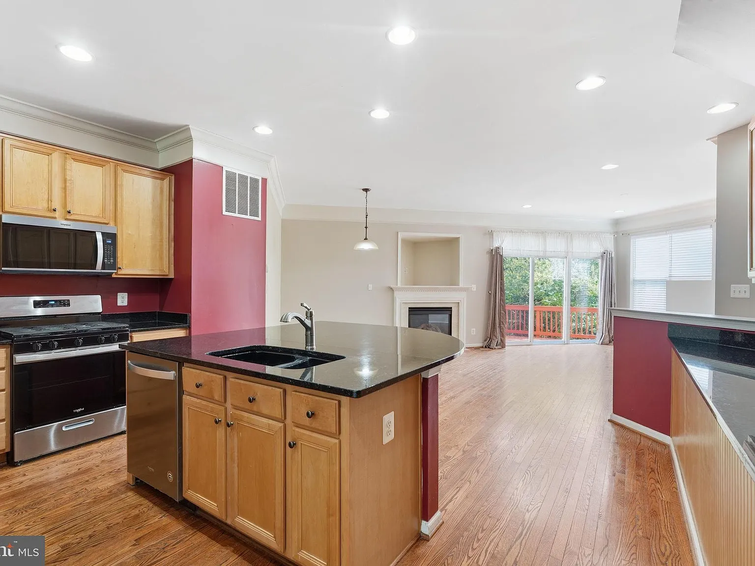 3 bed, 4.0 bath, 2408 sqft, $3,200 — Photo 3