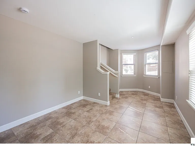 563 W 6th St — Photo 10