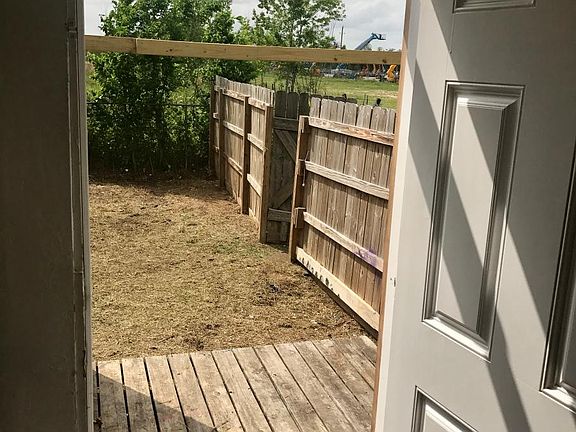 Lovely yard to lounge in or have your kids play