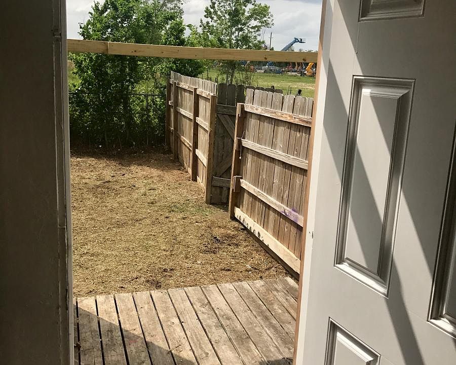 Lovely yard to lounge in or have your kids play