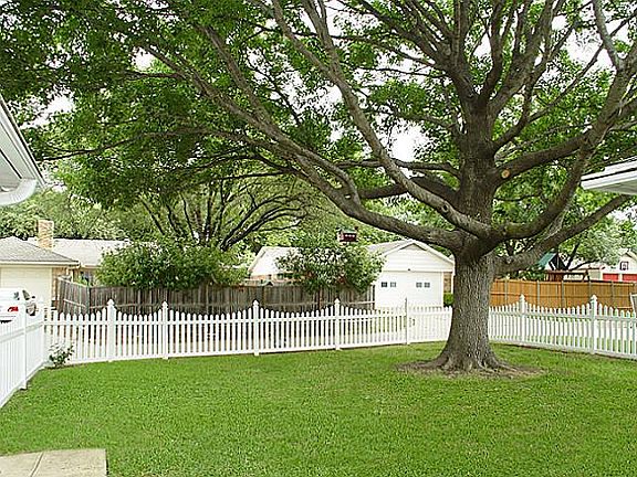3rd image of 1813 Columbia Dr