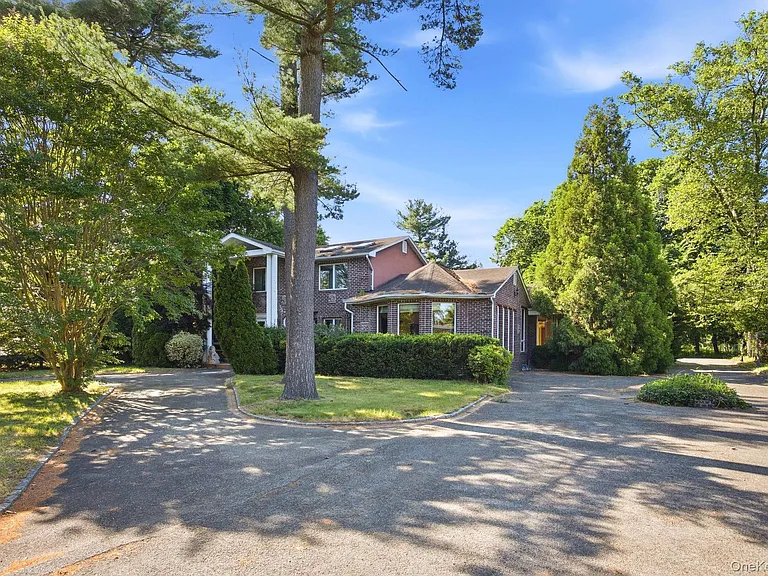 1 Bridle Path Dr — Photo 3
