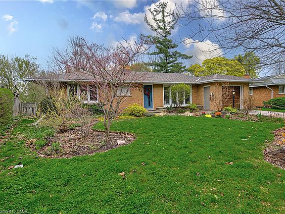 3rd image of 74 Leaside Pl