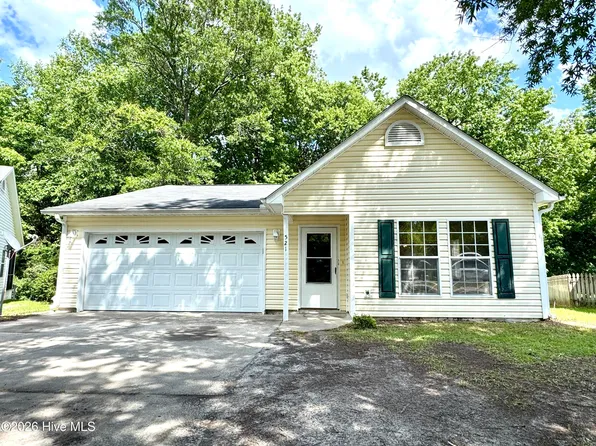521 Jimmies Creek Dr, New Bern, NC 28562