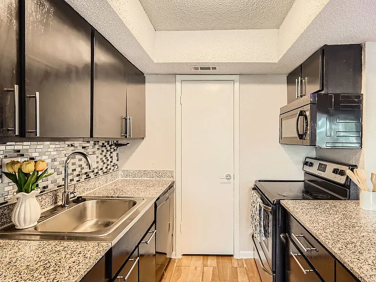 Element Austin Apartments — Photo 14
