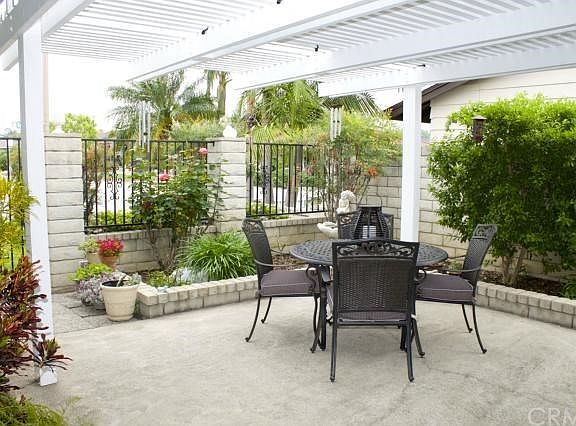 Gated side front patio with fountain
