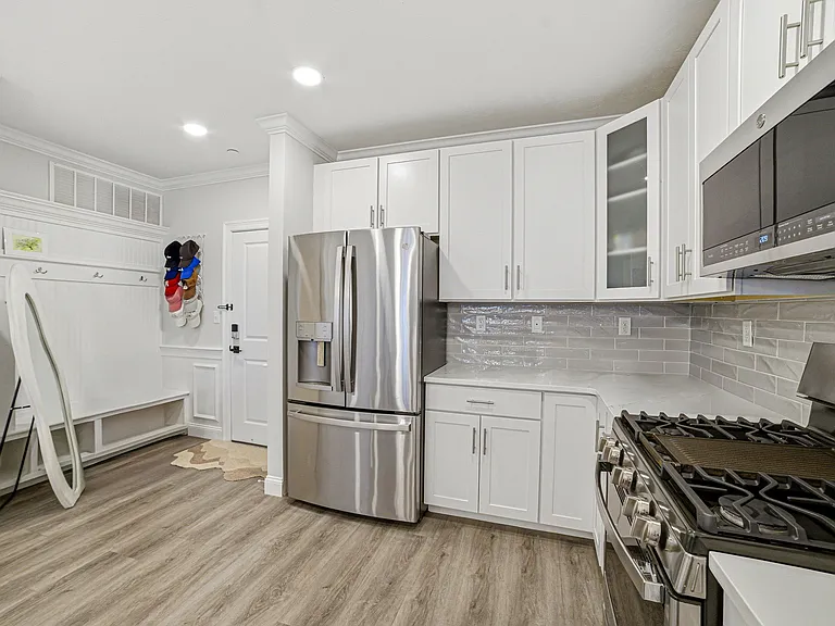 320 Middlesex Ave #D208 — Photo 15