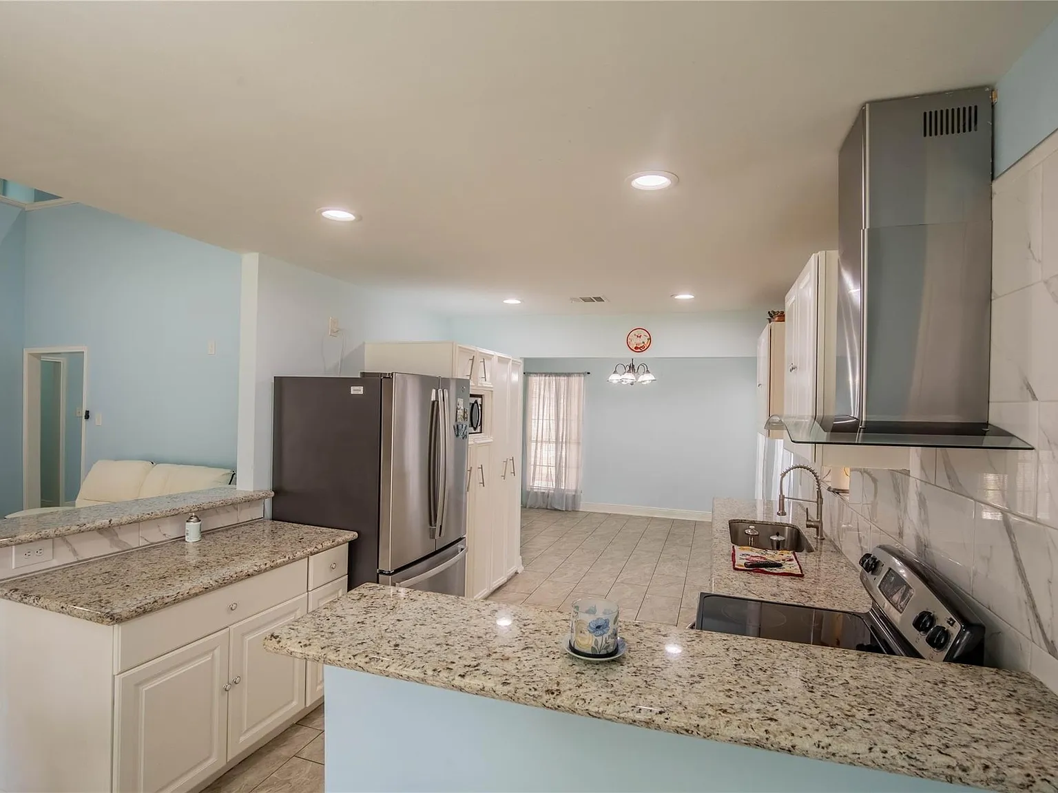 4 bed, 2.0 bath, 2323 sqft, $1,900 — Photo 3