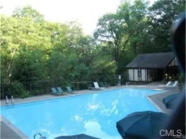 11 Canterbury Ct, Brookfield, CT 06804