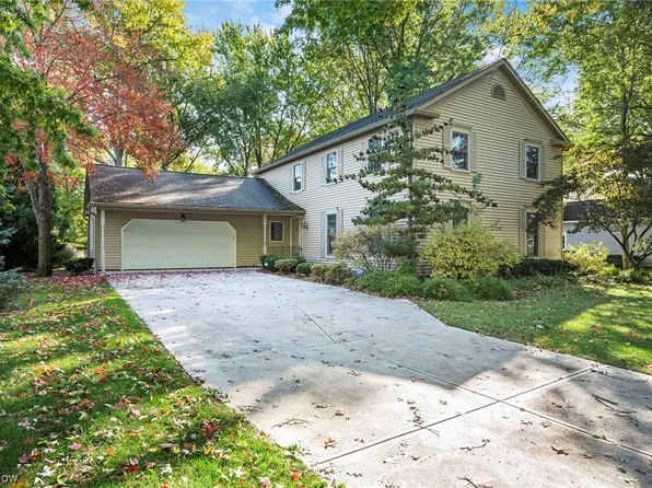 579 Brooke Ln, Bay Village, OH 44140