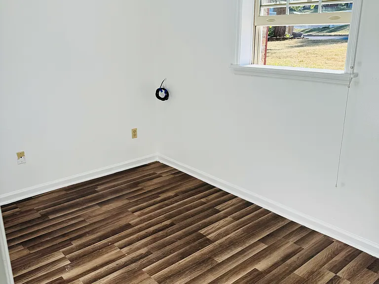 1675 Park Lawn Dr — Photo 3
