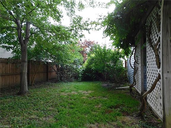 5th image of 444 Eastwood St