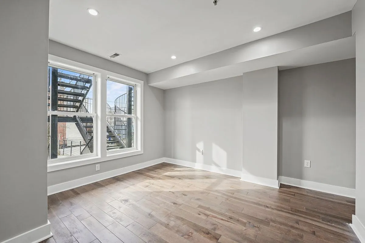 1 bed, 1.5 bath, 700 sqft, $2,400 — Photo 2