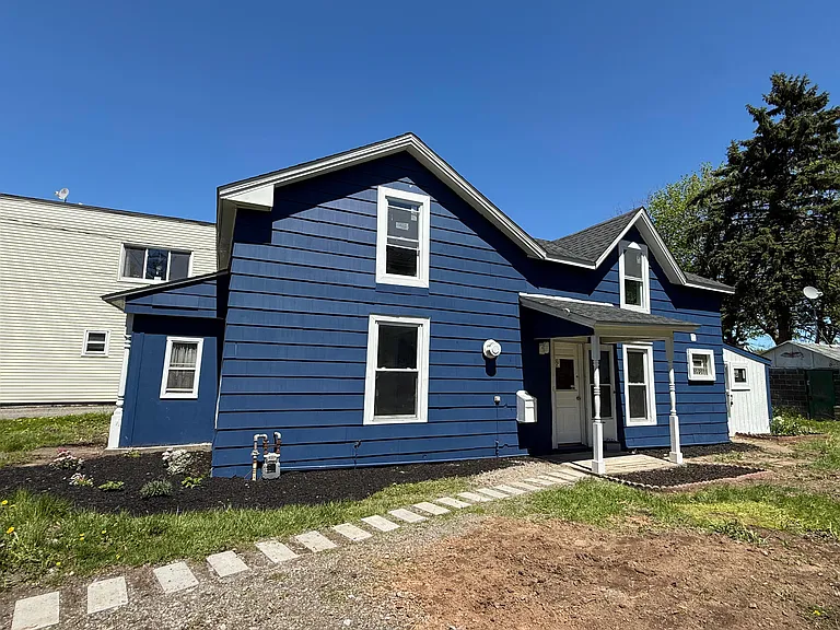 256 N Transit St — Photo 2