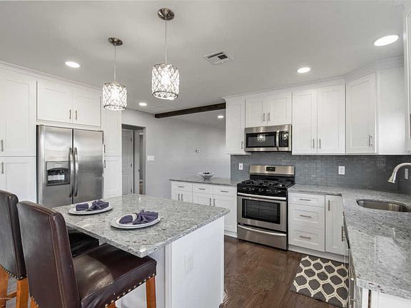 5th image of 208 Parisian Ct