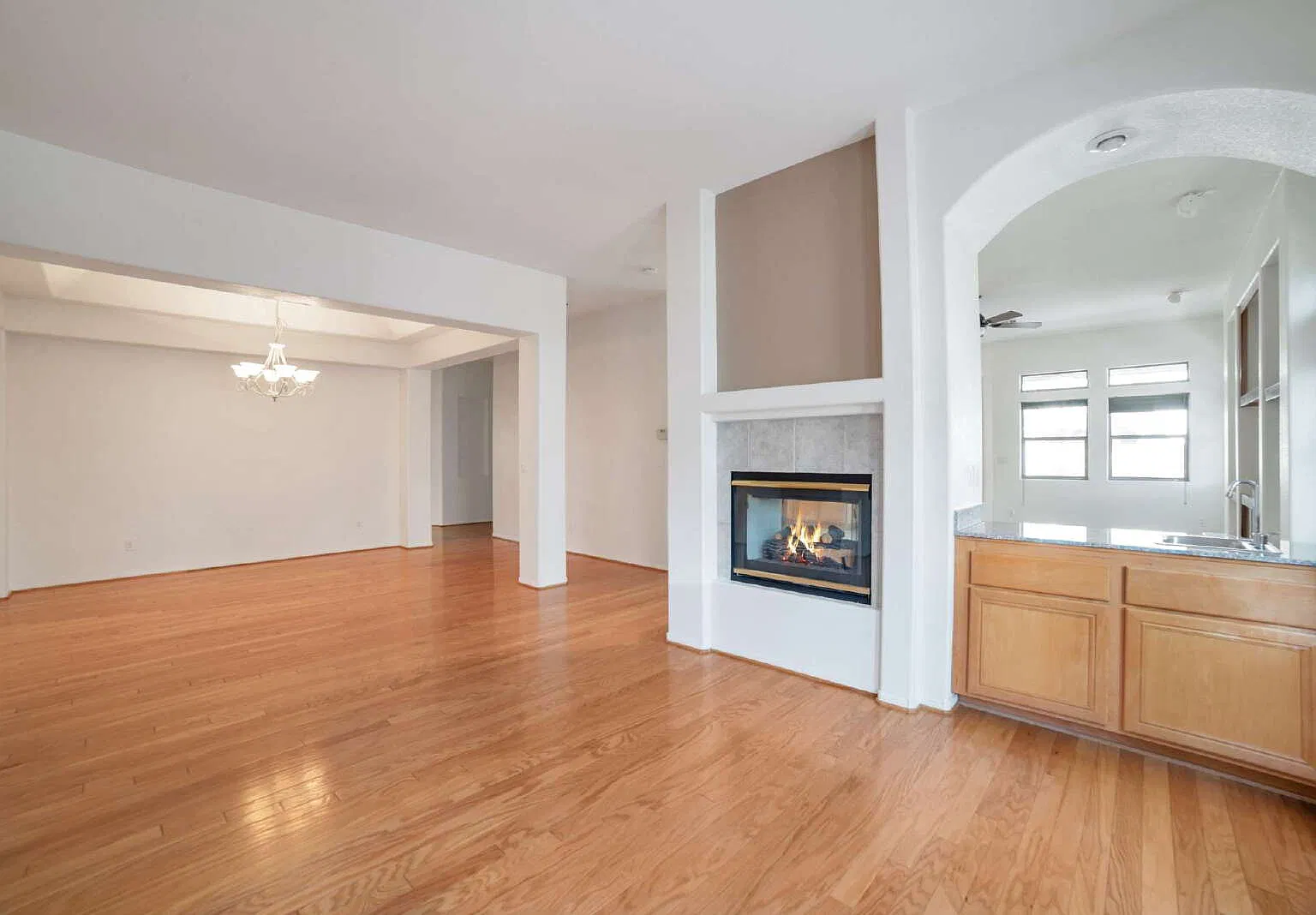 3 bed, 3.0 bath, 2431 sqft, $2,100 — Photo 2