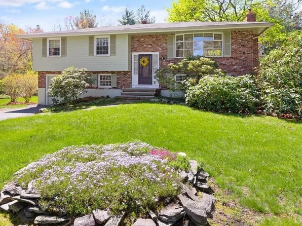 7 Comanche Cir, Chelmsford, MA 01824