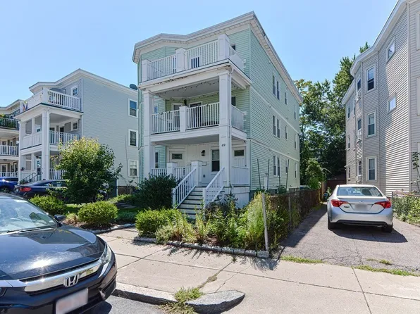69 Seymour St Floor 3, Roslindale, MA 02131
