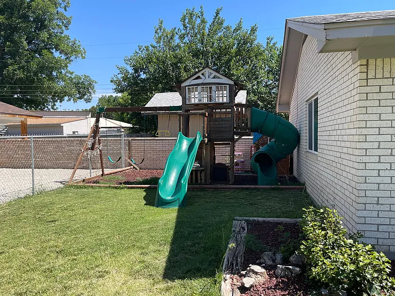 508 W Poe St — Photo 2