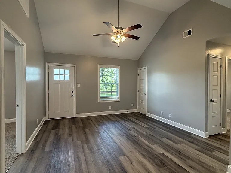 255 Illinois Ave — Photo 6