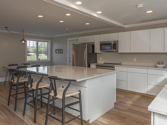 2nd image of 2555 Twin Lakes Dr