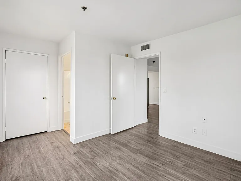 165 N Hoover St — Photo 43