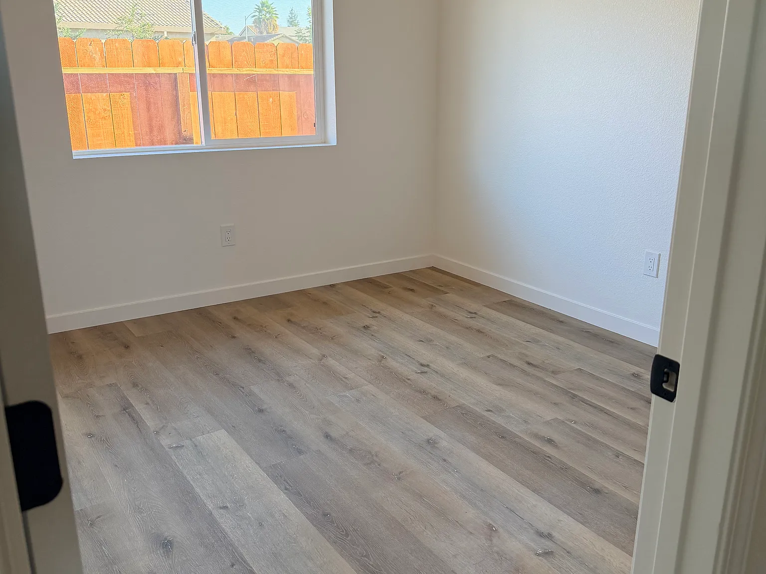 3 bed, 1000 sqft, $2,300 — Photo 3