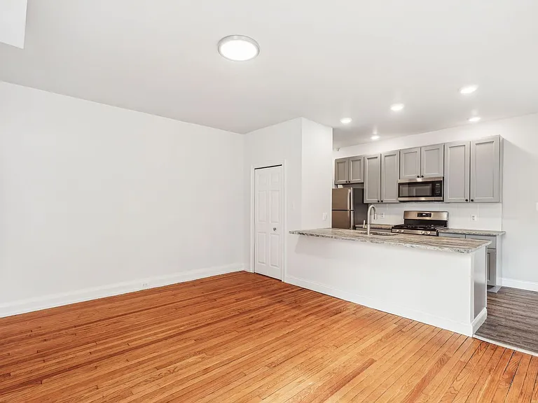 10 Montgomery — Photo 122