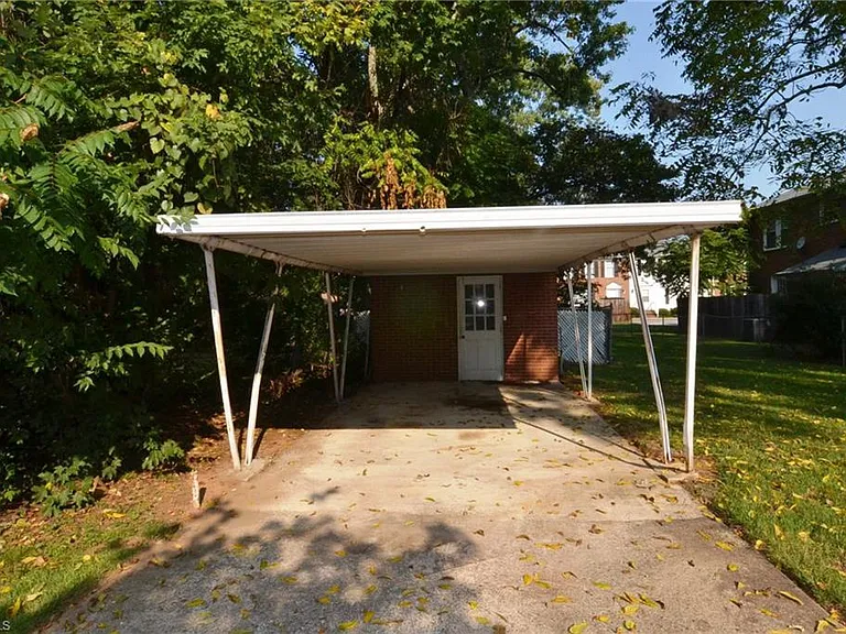 305 College Rd — Photo 11