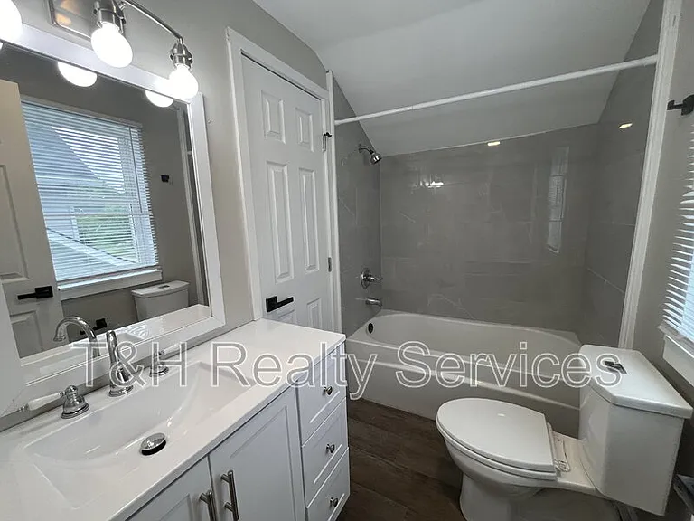 608 N Gray St — Photo 14