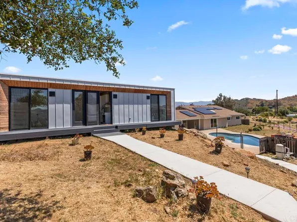 6825-6827 Kellyn Ln, Vista, CA 92084