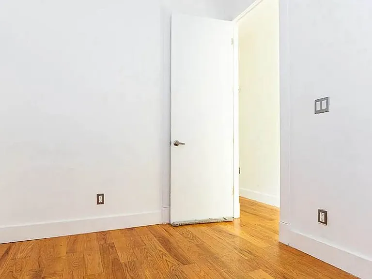 275 Menahan St #2R — Photo 4