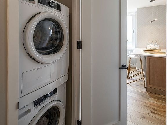 5th image of 560 W 43rd St APT 40D