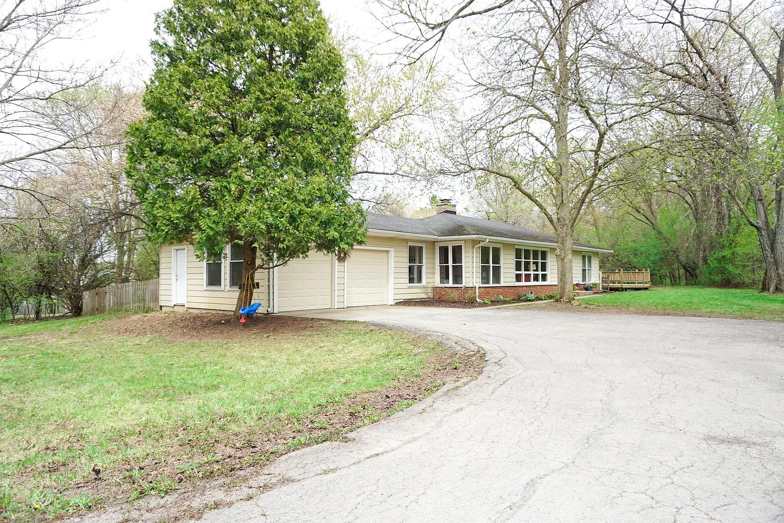 25992 W Indian Trail Rd photo 1