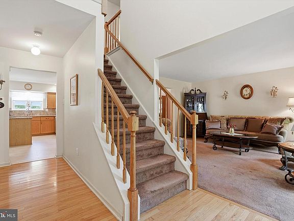 4th image of 1427 Bentley Dr