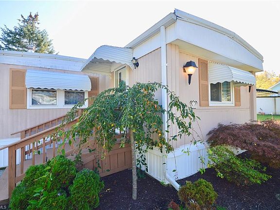 2nd image of 17 Maple Dr #17