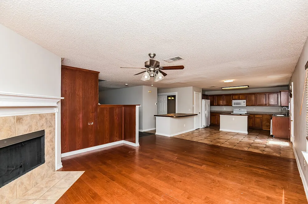 3 bed, 2.0 bath, 2972 sqft, $2,860 — Photo 4