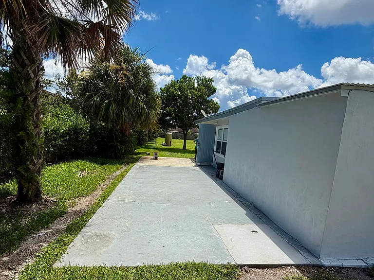 2425 Ceceile Ave — Photo 13